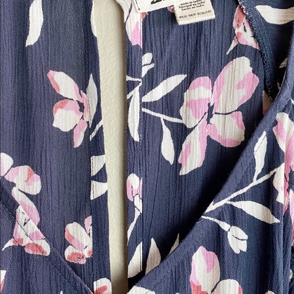 🤍Billabong Fluttering Heart Floral Jumpsuit - Picture 3 of 6